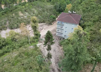 Heyelan 5 katlı binayı teğet geçti