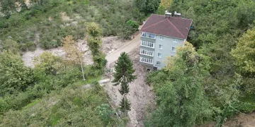 Heyelan 5 katlı binayı teğet geçti