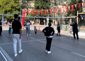 Bursa’nın en işlek caddesi 2 saat çocuklara kaldı