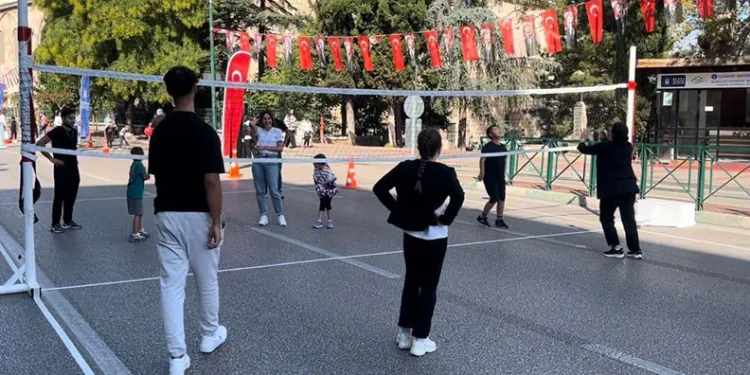 Bursa’nın en işlek caddesi 2 saat çocuklara kaldı