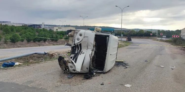 Bursa’da işçi servisi devrildi: 13 kişi yaralandı