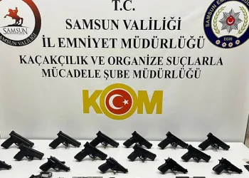 Samsun’da şüpheli araçta 15 tabanca ele geçirildi
