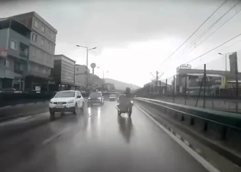 Bursa’da motosiklet sürücüsü kaygan yolda böyle düştü