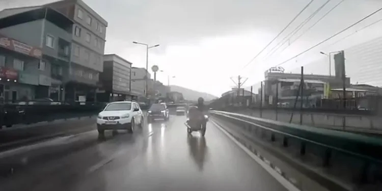 Bursa’da motosiklet sürücüsü kaygan yolda böyle düştü