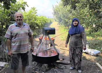 Bursa’da salça karıştırmaktan yoruldu, makinesini yaptı