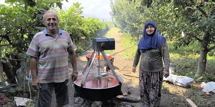 Bursa’da salça karıştırmaktan yoruldu, makinesini yaptı