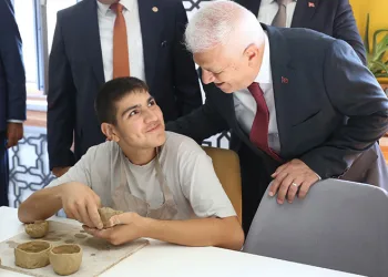 Bozbey, çocukların ilk ders zili heyecanına ortak oldu