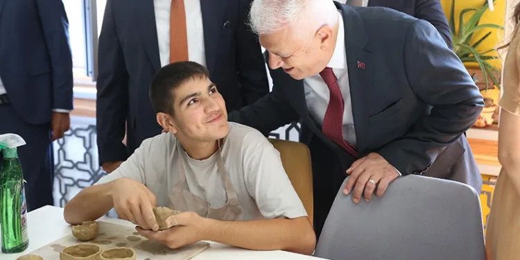 Bozbey, çocukların ilk ders zili heyecanına ortak oldu