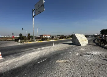 Kontrolden çıkan tırdaki tonlarca mermer yola savruldu