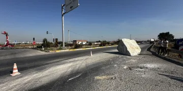 Kontrolden çıkan tırdaki tonlarca mermer yola savruldu