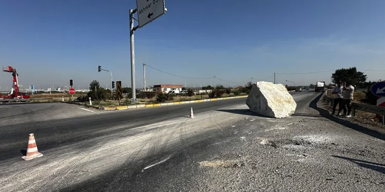 Kontrolden çıkan tırdaki tonlarca mermer yola savruldu