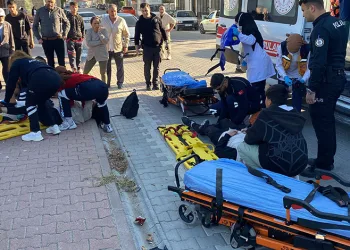 Motosiklet ve otomobil çarpıştı