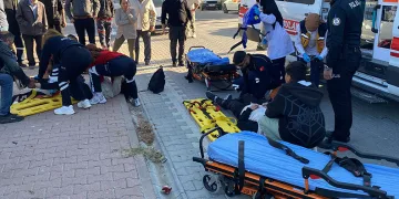 Motosiklet ve otomobil çarpıştı