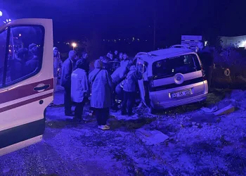 Kütahya’da işçi servisi ile otomobil çarpıştı: 10 yaralı