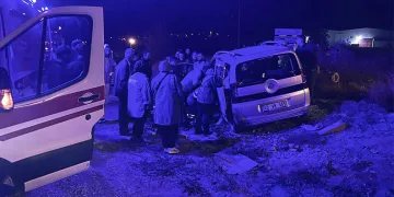 Kütahya’da işçi servisi ile otomobil çarpıştı: 10 yaralı