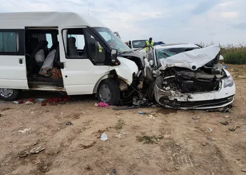 Tarım işçilerini taşıyan araç ile otomobil çarpıştı: 8 yaralı