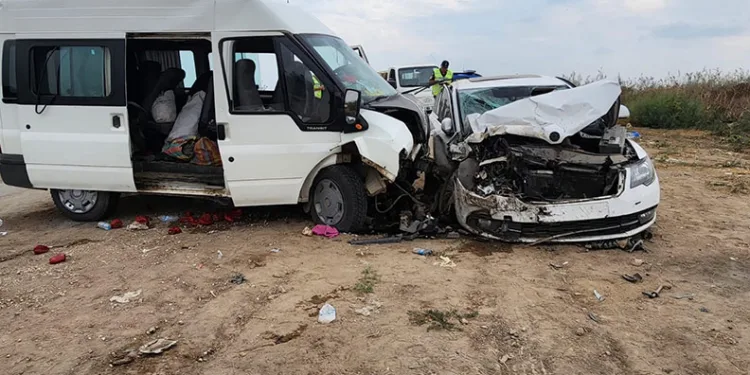 Tarım işçilerini taşıyan araç ile otomobil çarpıştı: 8 yaralı