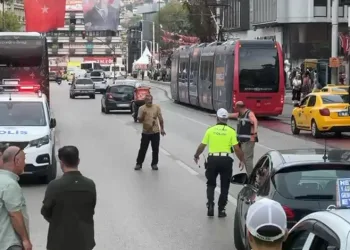 Heykel’de cadde üzerinde defalarca kendini bıçakladı