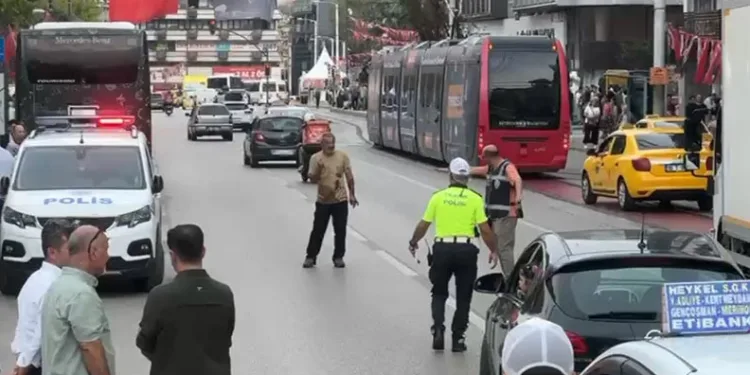 Heykel’de cadde üzerinde defalarca kendini bıçakladı