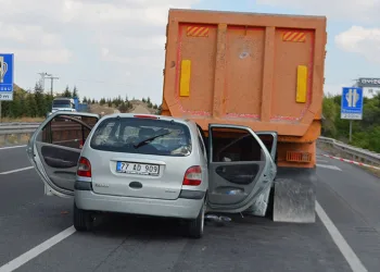 Bursa’dan yola çıkan aile hafriyat kamyonuna çarptı: 5 yaralı