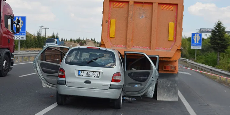 Bursa’dan yola çıkan aile hafriyat kamyonuna çarptı: 5 yaralı