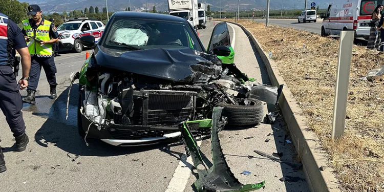Bursa’da TIR ile otomobil çarpıştı: 4 yaralı