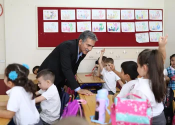 Şükrü Deviren öğrencilere çanta dağıttı