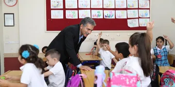 Şükrü Deviren öğrencilere çanta dağıttı