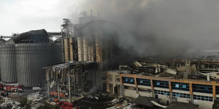 Sakarya’daki fabrika yangını söndürüldü