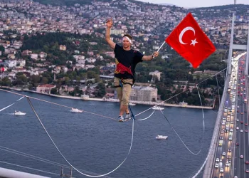 15 Temmuz Şehitler Köprüsü’nü ip üzerinde yürüyerek geçti
