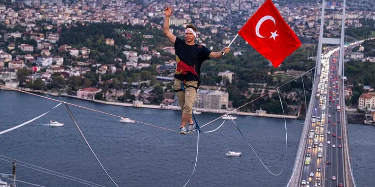 15 Temmuz Şehitler Köprüsü’nü ip üzerinde yürüyerek geçti