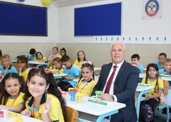 Başkan Bozbey, çocukların ilk ders zili heyecanına ortak oldu