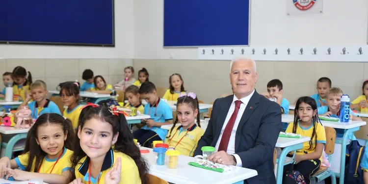 Başkan Bozbey, çocukların ilk ders zili heyecanına ortak oldu