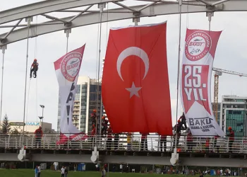 Bursa’da 25.yıllarını köprüde bayrak açarak kutladılar