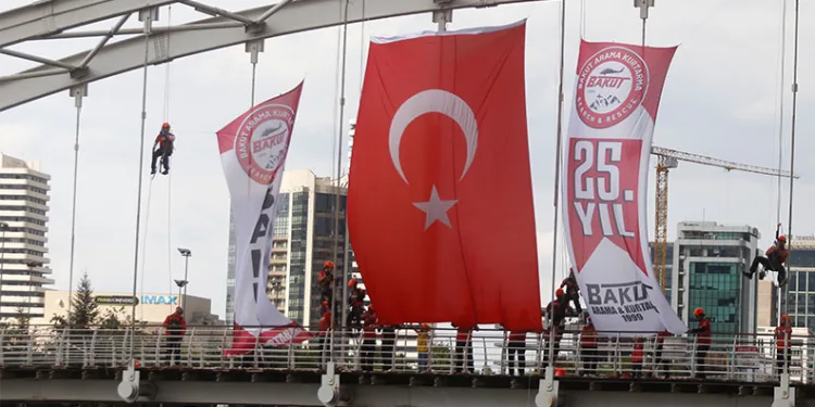 Bursa’da 25.yıllarını köprüde bayrak açarak kutladılar