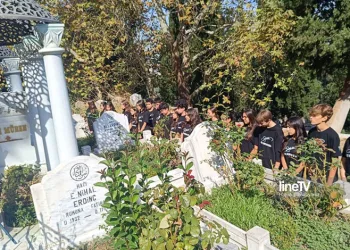 Sanat güneşi Zeki Müren kabri başında anıldı