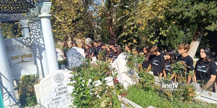 Sanat güneşi Zeki Müren kabri başında anıldı