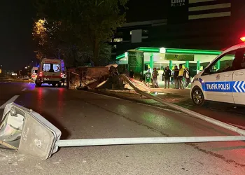 Bursa’da kontrolden çıkan araç aydınlatma direğine çarptı
