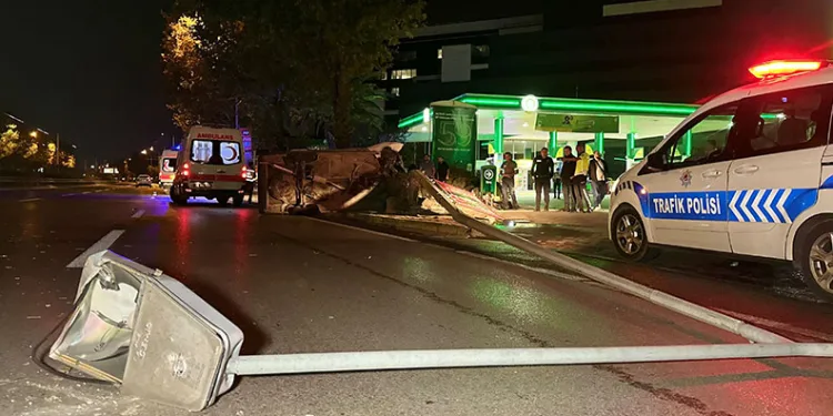Bursa’da kontrolden çıkan araç aydınlatma direğine çarptı