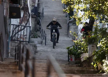 Bursa’da bisikletle 225 basamak indi