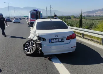 Bursa’da kamyonet otomobile çarptı