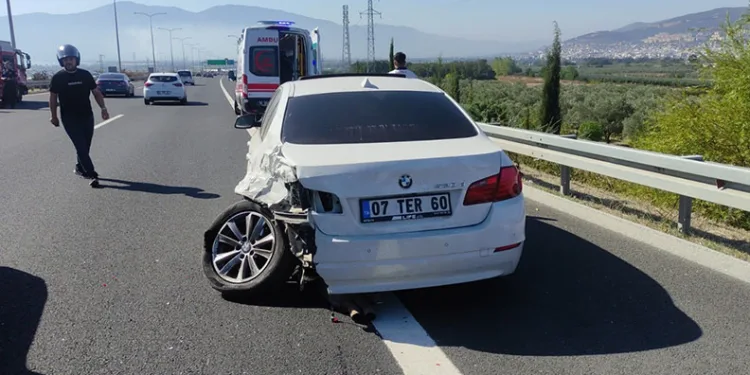 Bursa’da kamyonet otomobile çarptı