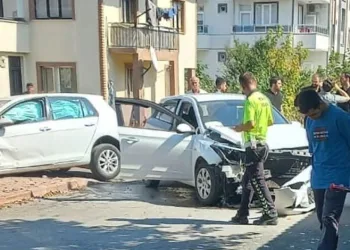 Bursa’da 2 otomobil çarpıştı, 4 kişi yaralandı