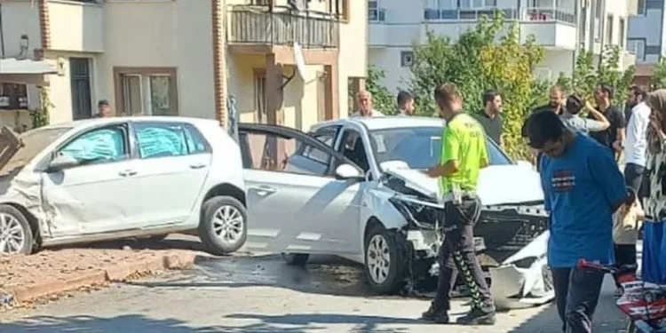 Bursa’da 2 otomobil çarpıştı, 4 kişi yaralandı
