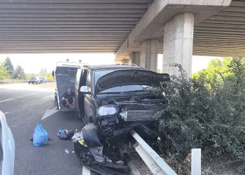 Bursa’da minibüs bariyerlere saplandı: 1’i ağır 10 yaralı