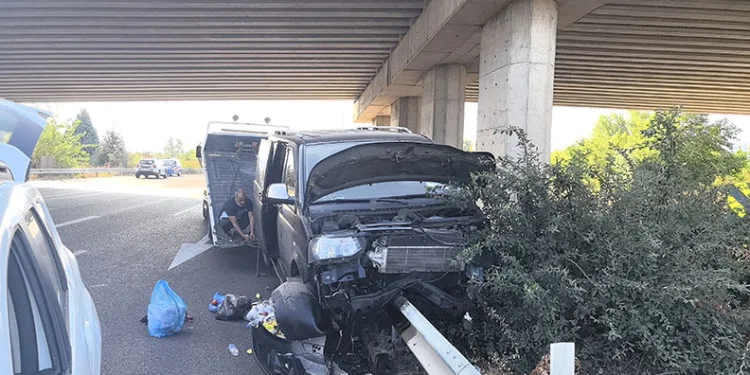 Bursa’da minibüs bariyerlere saplandı: 1’i ağır 10 yaralı