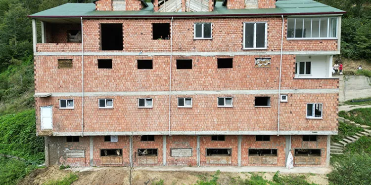 4 katlı apartmanda inek bakıyor