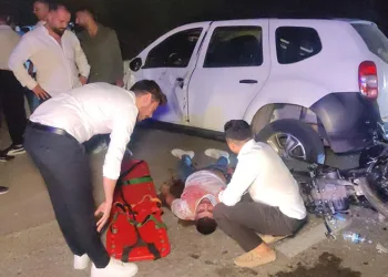 Bursa’da motosiklet otomobile çarptı: 2 yaralı