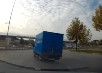 Bursa’da şerit değiştirmek isterken kazaya yol açtı