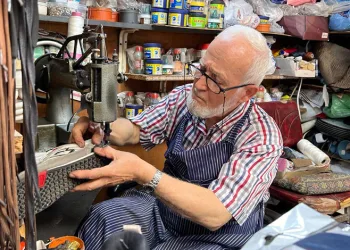 Emekli imam, 45 yıldır yaptığı ayakkabı tamirciliği yapıyor